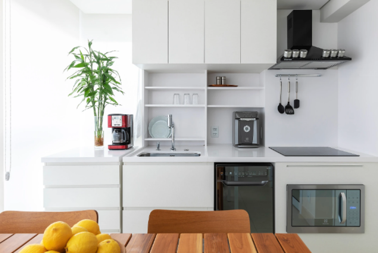 7. Decoração de cozinha compacta branca minimalista com eletrodomésticos em inox – Projeto: MIS Arquitetura