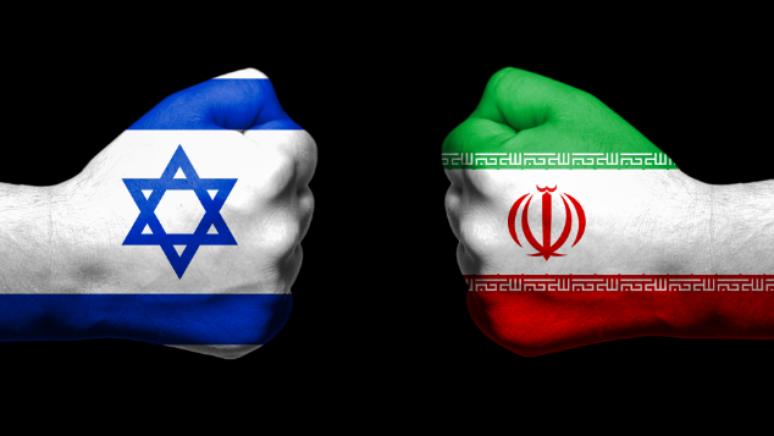 Representação gráfica de um punho pintado com a bandeira israelense voltado para um punho pintado com a bandeira iraniana