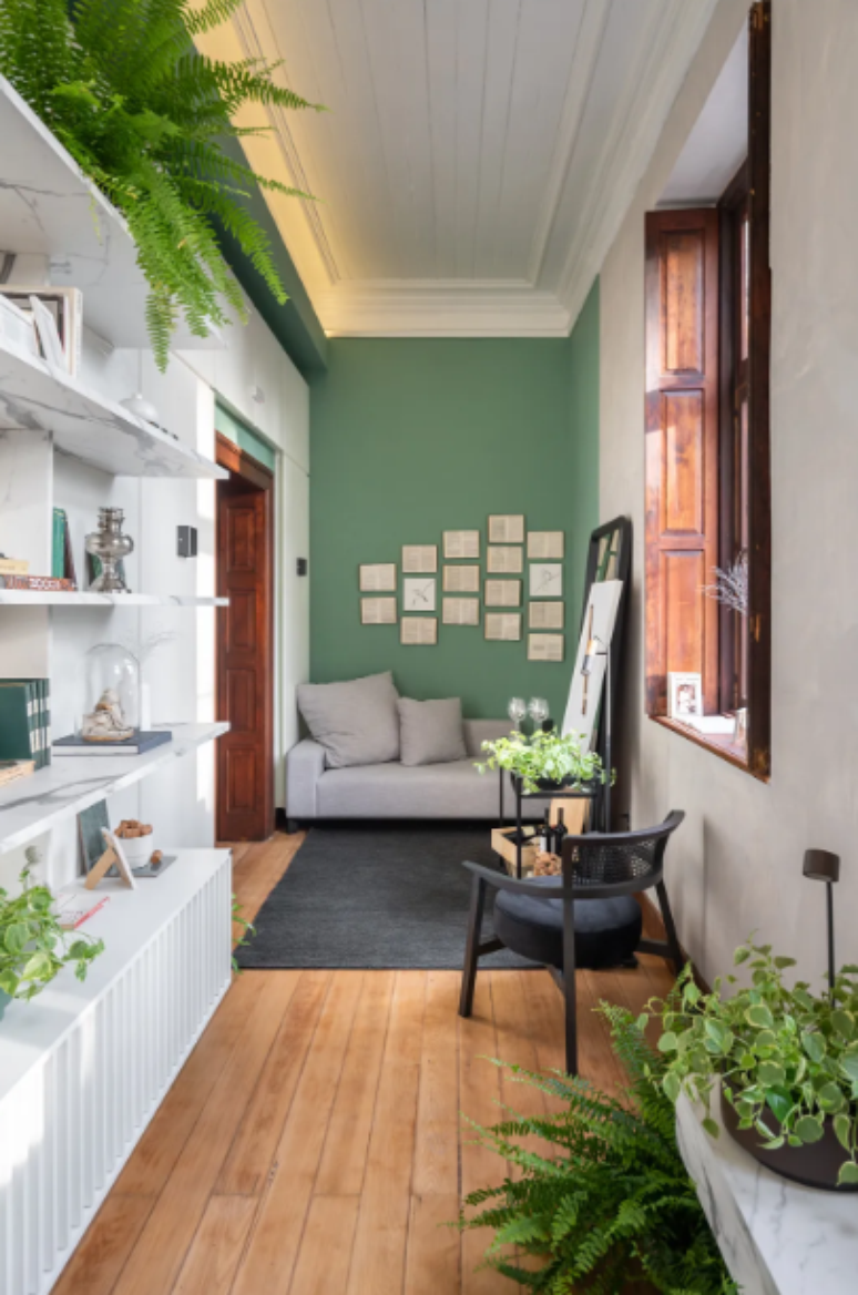 5. Prateleiras ajudam a tornar a decoração de casas pequenas mais organizada e fluida – Projeto: Poema Arquitetura | Foto: Cristiano Bauce/CASACOR