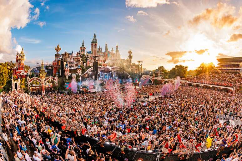 Com palcos megalomaníacos e os mais famosos DJs, o Tomorrowland atrai gente do mundo inteiro para a Bélgica - e há também uma edição brasileira do festival