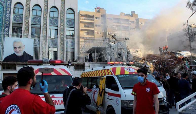 O ataque aéreo de 1º de abril, que o Irã atribuiu a autoria a Israel, destruiu um edifício consular (à direita) próximo ao consulado do Irã em Damasco