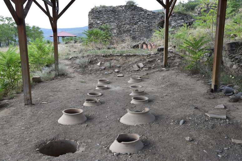 Os qvevri são jarros de cerâmica usados até hoje na fabricação de vinhos na Geórgia, país do Cáucaso (Imagem: Carole Raddato/CC-BY-S.A-2.0)