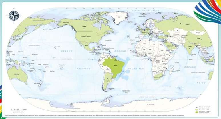 Mapa-múndi produzido pelo IBGE e que traz o Brasil no centro da Terra