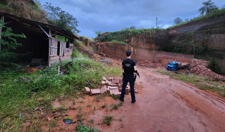 Trabalhadores de pedreira clandestina recebiam drogas como pagamento, diz polícia