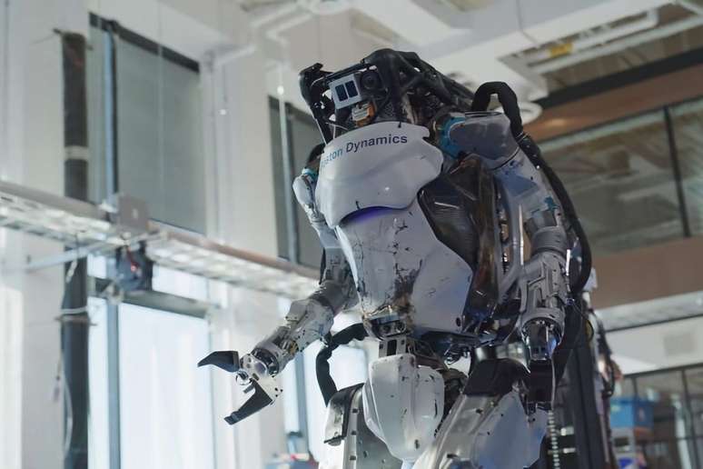 Após aposentar o modelo antigo do robô humanoide Atlas, companhia anuncia nova versão 100% elétrica (Imagem: Reprodução/Boston Dynamics)
