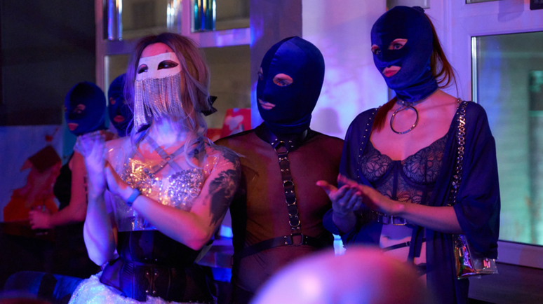 Os convidados da festa 'Veludo Azul' usavam balaclavas para esconder sua identidade.