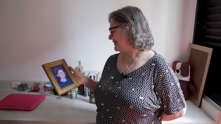 'Lembro do meu filho com alegria', diz Maria Cecilia, que tem pela casa várias fotos do jovem, além de pinturas e desenhos feitos por ele