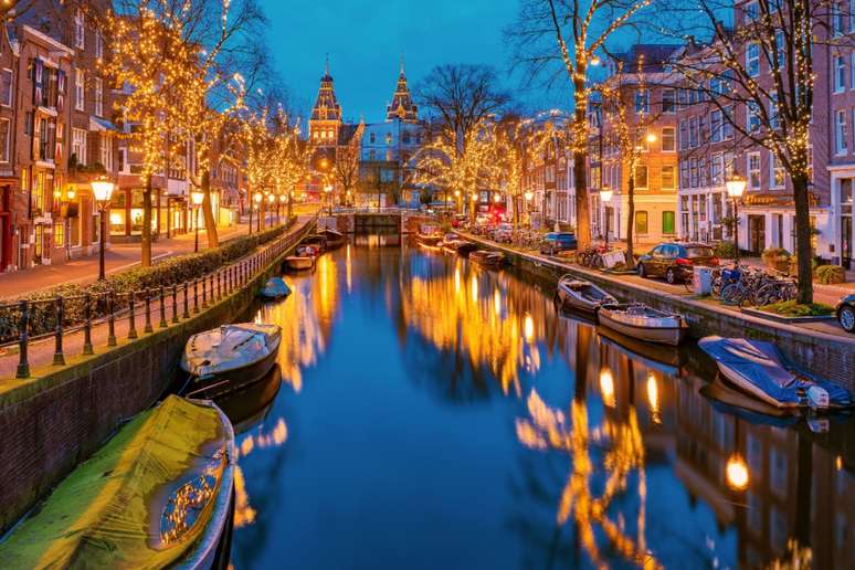 Os canais de Amsterdã são um marco histórico e cultural 
