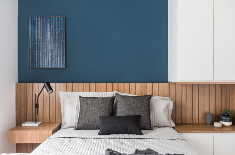 3. Tons de azul + revestimentos amadeirado no quarto masculino moderno – Projeto: Tulli Studio | Foto: Eduardo Macarios