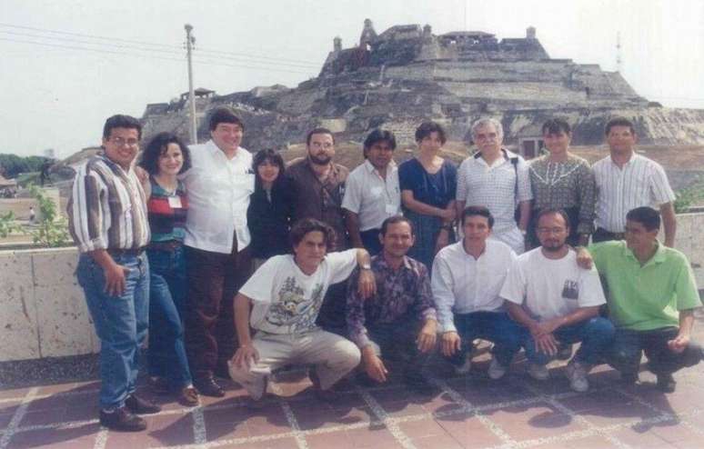 Os participantes da primeira oficina de jornalismo da Fundação Gabo, em 1995. Hernando Alvarez é o primeiro agachado da esquerda para a direita. Há também outro colega da BBC na foto: Juan Carlos Pérez, editor da BBC News Mundo (o segundo agachado da direita para a esquerda)
