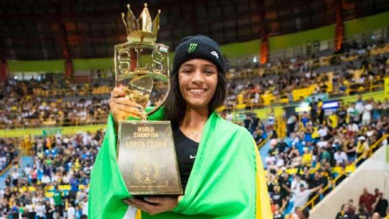 Rayssa Leal, skatista brasileira, com o troféu da SLS Super Crown 2023 em São Paulo 