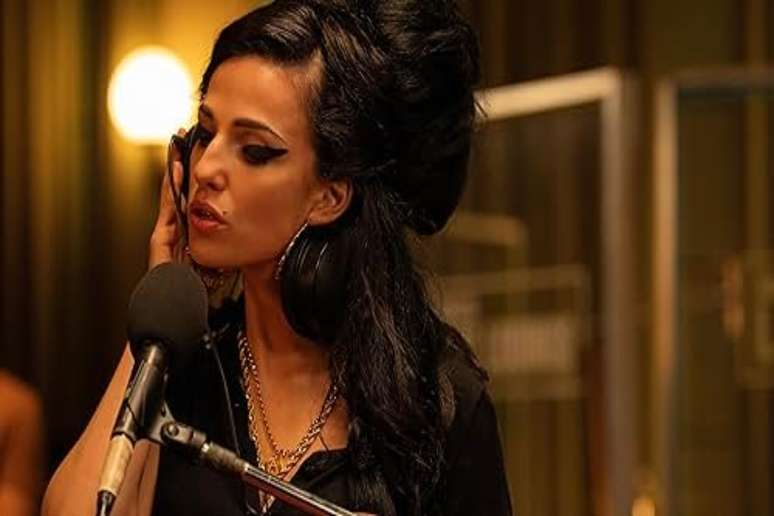 “Back to Black” explora a vida e o legado da cantora Amy Winehouse 