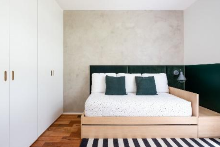 8. Cabeceira estofada + tons verdes + cama moderna – Projeto: SP Estúdio | Foto: Nathalie Artaxo
