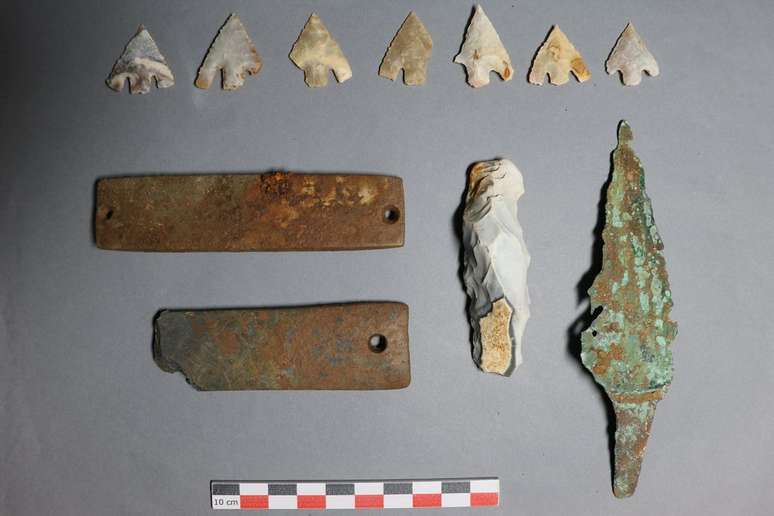 Os artefatos da Idade do Ferro e do Neolítico encontrados no sítio arqueológico (Imagem: Pauline Rostollan/Inrap)