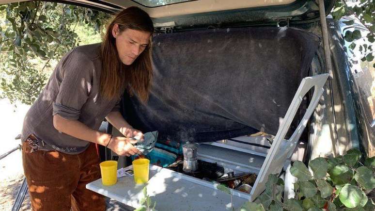 'É menos confortável, mas me permite continuar morando na ilha', diz Nebrera