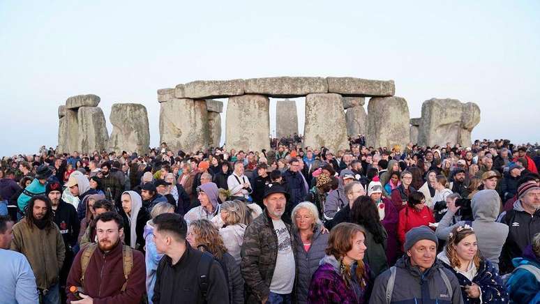 O solstício de verão em Stonehenge é um evento bastante popular que atrai milhares de visitantes todos os anos