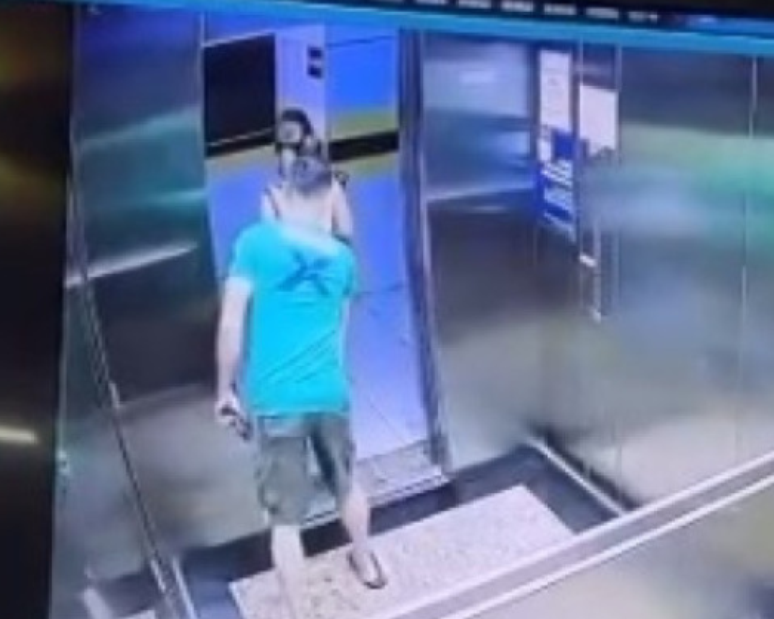 Israel foi flagrando apalpando as nádegas de uma nutricionista, em um elevador comercial