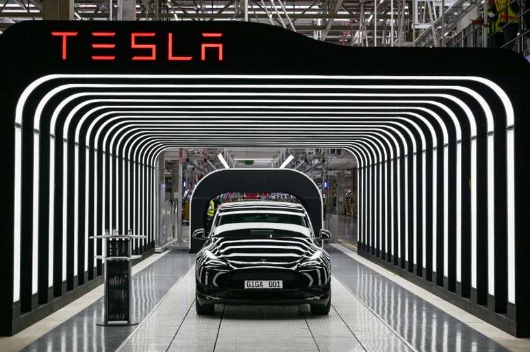 Modelo Y da Tesla durante cerimônia de lançamento de fábrica da empresa em  Gruenheide, na Alemanha
22/03/2022
Patrick Pleul/Pool via REUTERS