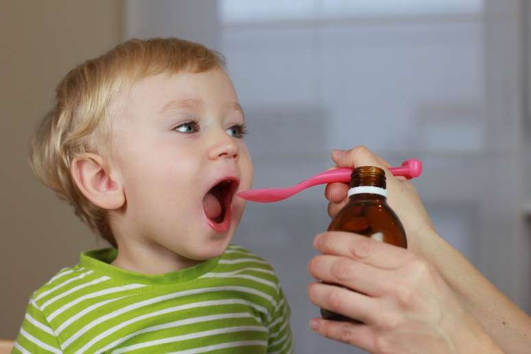 O tratamento da coqueluche envolve medicamentos e isolamento do paciente 