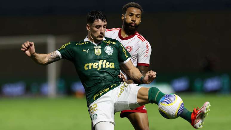 Piquerez e Wesley brigam pela bola durante confronto pelo Brasileirão. 