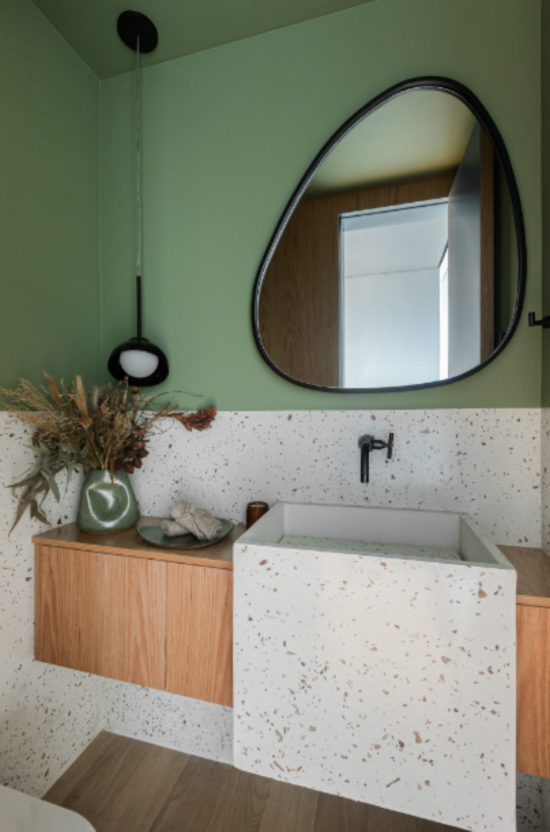 Um arquiteto transforma seu lavabo pequeno em um espaço mais bonito e prático – Projeto: Duda Senna | Foto: Gisele Rampazzo