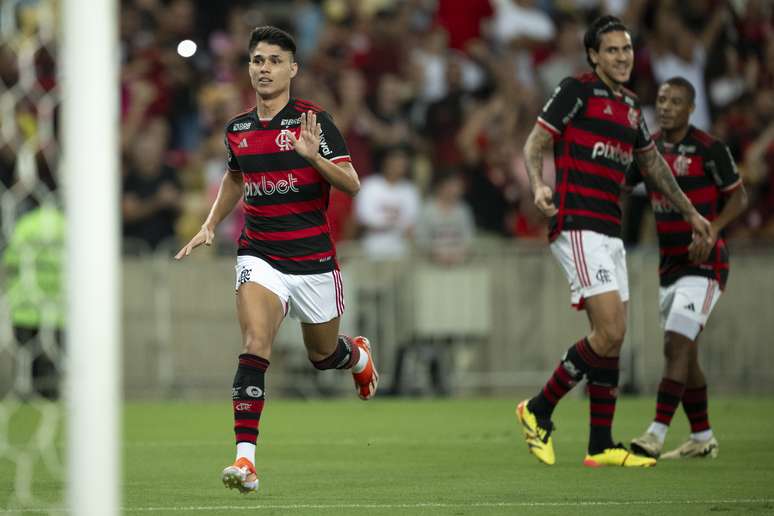 Rubro-Negro entra em campo precisando vencer