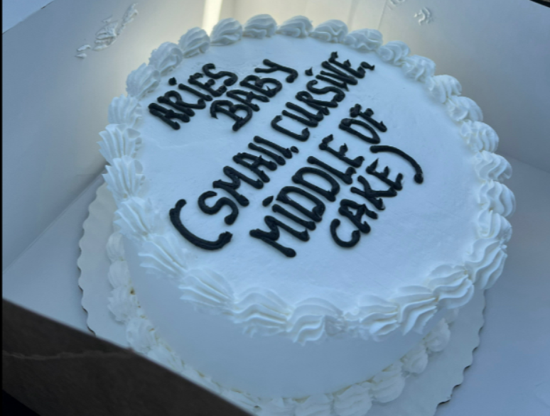 Cliente recebe bolo com orientações escrita no topo
