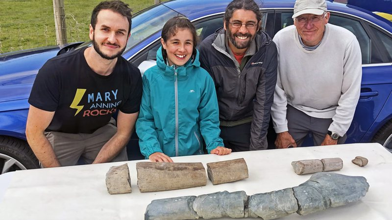 Na foto Dean Lomax, pesquisador da Universidade de Manchester, Ruby e Justin, pai e filha, que encontraram a mandíbula, e o colecionador de fósseis Paul de La Salle