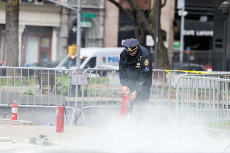 Um homem ateou fogo em si mesmo do lado de fora do tribunal de Nova York (EUA) onde est&aacute; ocorrendo o julgamento do ex-presidente dos Estados Unidos Donald Trump.