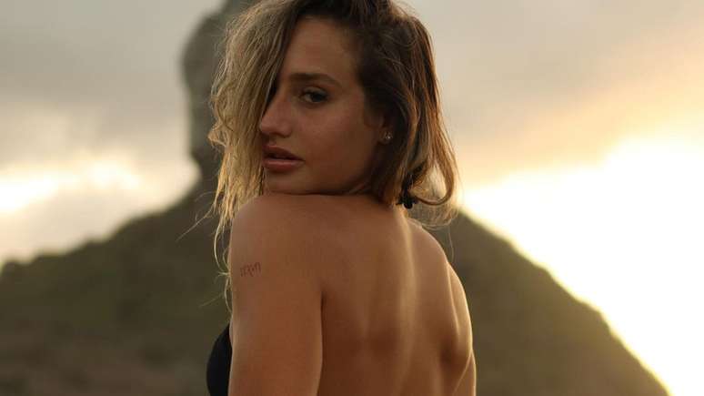 Former BBB Bruna Griphao wears a string bikini on the beach and her defined body is impressive
