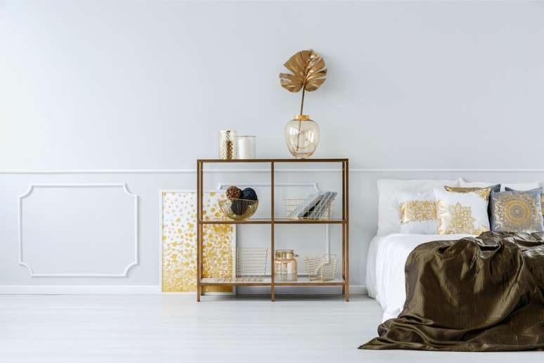 A junção do dourado com cores neutras resulta em uma estética elegante e clássica 
