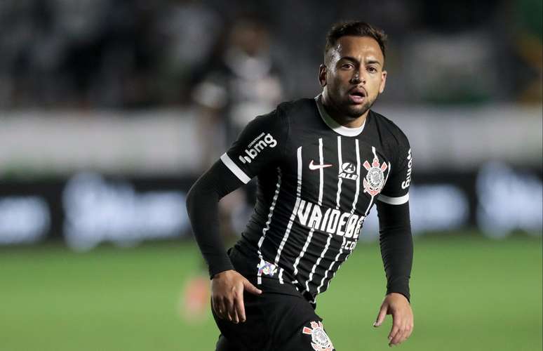 Com lesão grave no joelho, Maycon pode não jogar mais pelo Corinthians.