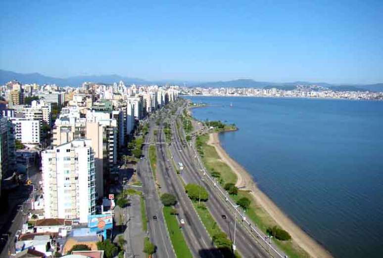 Com cerca de 500 mil habitantes, Florianópolis tem praias lindas, muito apreciadas por moradores e visitantes.