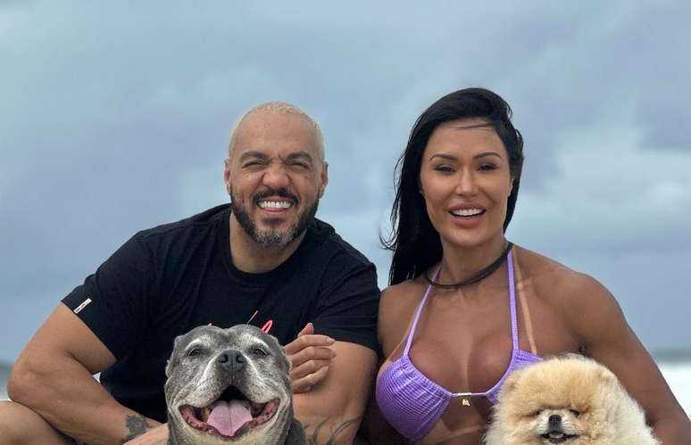 Belo, Gracyanne e os cachorros do casal