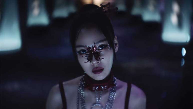A cantora sul-coreana, Bibi, no videoclipe de Stellar Blade