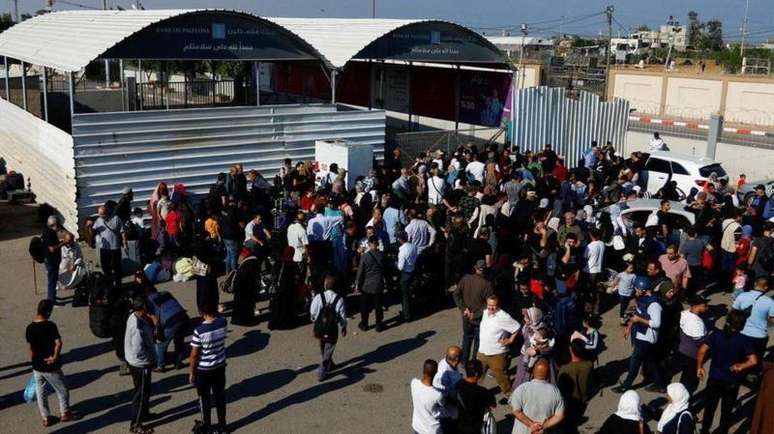 Palestinos se reúnem na passagem de fronteira de Rafah com o Egito após início da ofensiva de Israel em Gaza