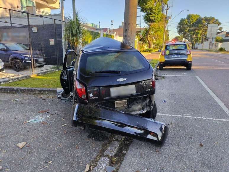 carro-abra&ccedil;a-poste-curitiba
