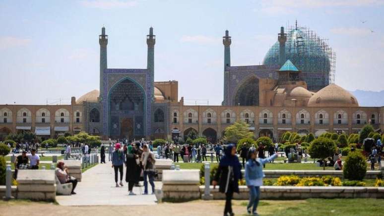 Pessoas caminhando normalmente em Isfahan ap&oacute;s o ataque