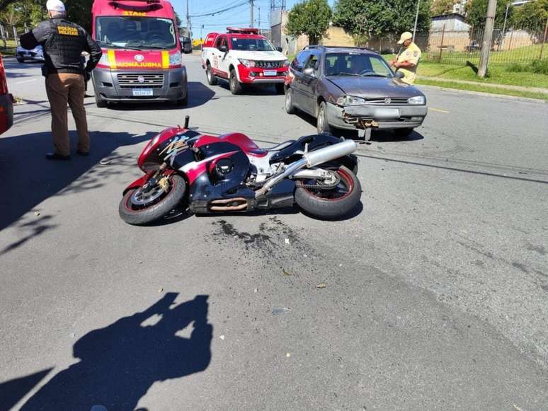 Driver and passenger are injured after being hit by a car during a prohibited turn in Curitiba;  watch the video