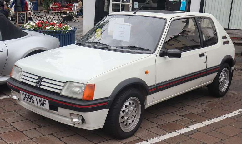 Peugeot 205 GTi nasceu para rivalizar com o Volkswagen Golf (Imagem: Vauxford/Wikipedia/CC)