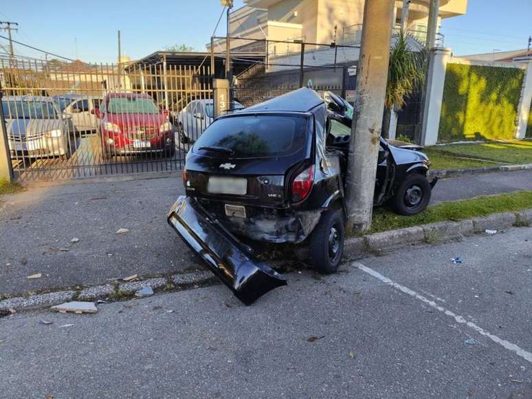 carro-abra&ccedil;a-poste-curitiba-1