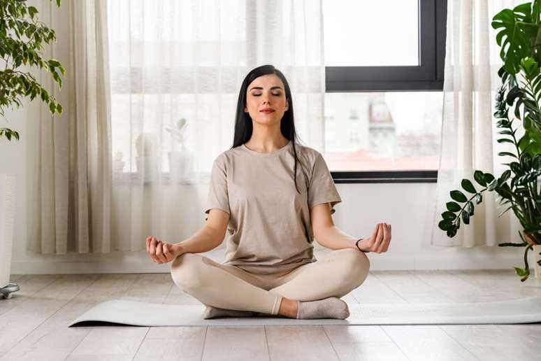 Controlar a respiração usando técnicas de yoga auxilia no gerenciamento do estresse 