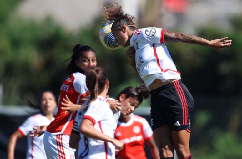 Foto : Staff Images / CBF - Legenda: Cristiane tenta a cabeçada durante o duelo entre Flamengo e Internacional