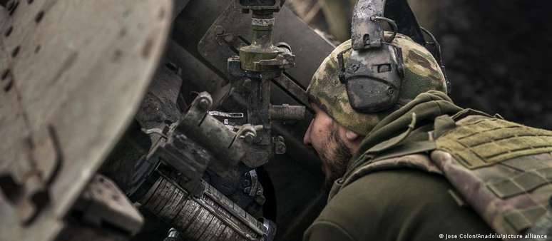 Soldado ucraniano opera unidade de artilharia na região de Donetsk