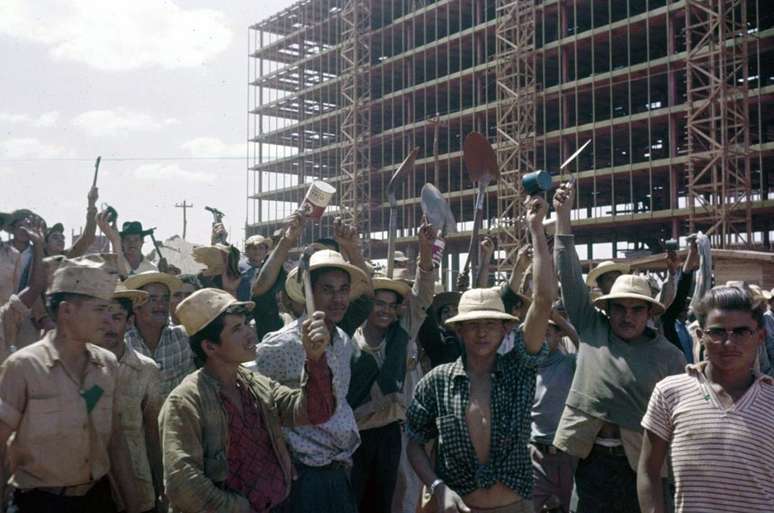 Candangos comemorando o Dia do Trabalho, em 1959.