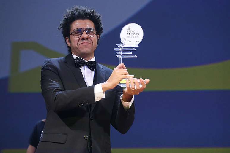 Hamilton de Holanda recebendo o troféu de melhor solista no 26º prêmio da música brasileira.