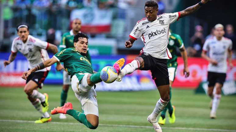 Gustavo Gómez disputa a bola com Bruno Henrique em duelo no Allianz Parque