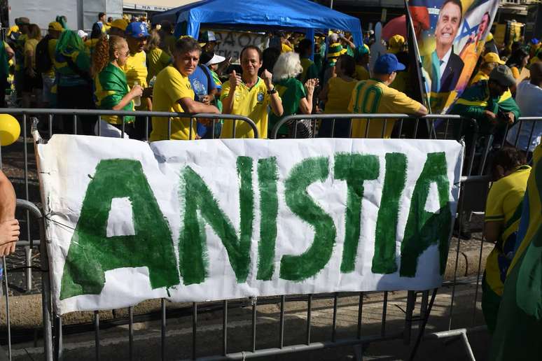 Ato em Copacabana pede anistia para os envolvidos nos atos golpistas do 8 de janeiro