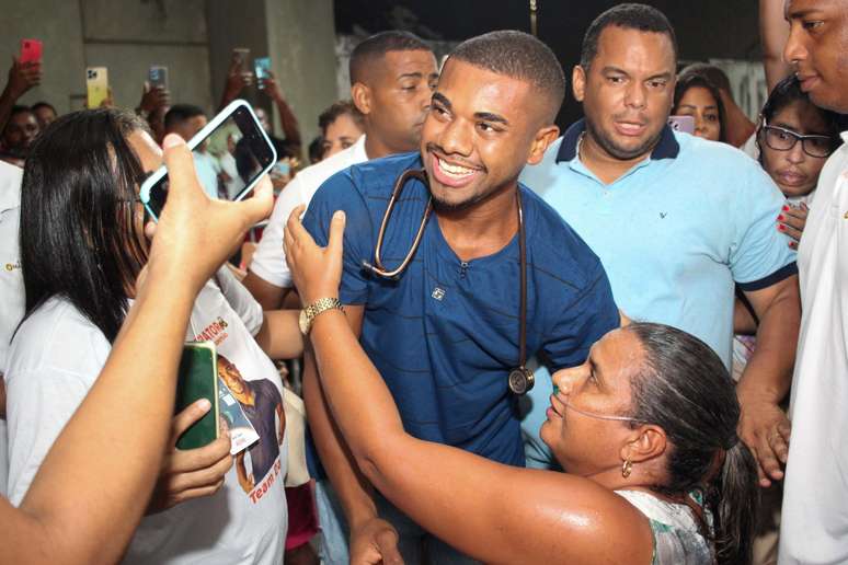 Davi, campeão do BBB24, é recebido por multidão em Aeroporto de Salvador.