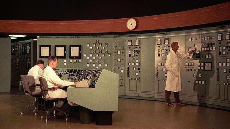 Um centro de controle nuclear na Suécia na década de 1950